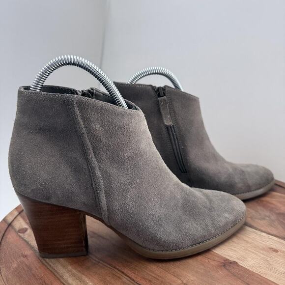 Susina Boots Womens Size 7W Gray Suede Ankle Booties Side Zip Stacked Heel Wide - Picture 1 of 13